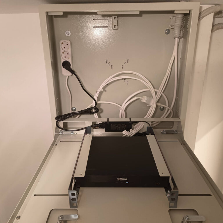 Videograbador Dahua instalado dentro del armario metálico de seguridad junto al cableado y alimentación del sistema