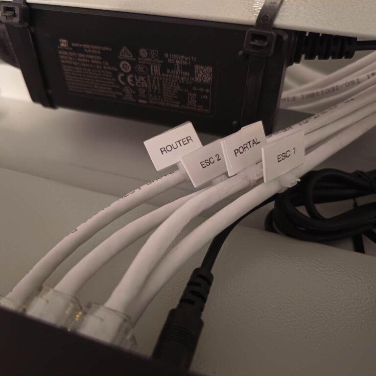 Detalle del etiquetado del cableado de red correspondiente a las distintas cámaras de videovigilancia instaladas en el portal