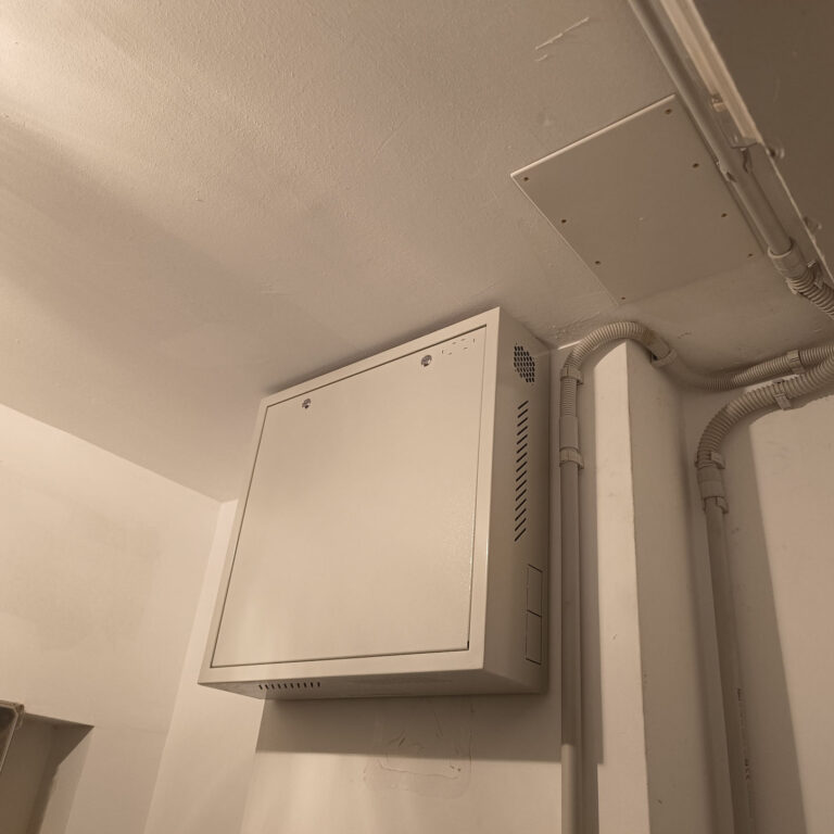 Armario metálico de seguridad instalado con videograbador alojado y cableado del sistema de cámaras de seguridad.
