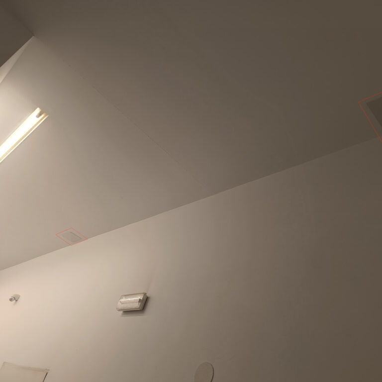 Tapas de registro instaladas en el techo tras los trabajos de canalización y tendido de cableado de videovigilancia en comunidad de vecinos