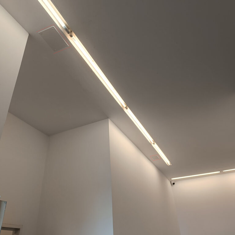 Detalles de las tapas de registro utilizadas para ocultar los accesos técnicos del cableado de cámaras de seguridad en portal comunitario