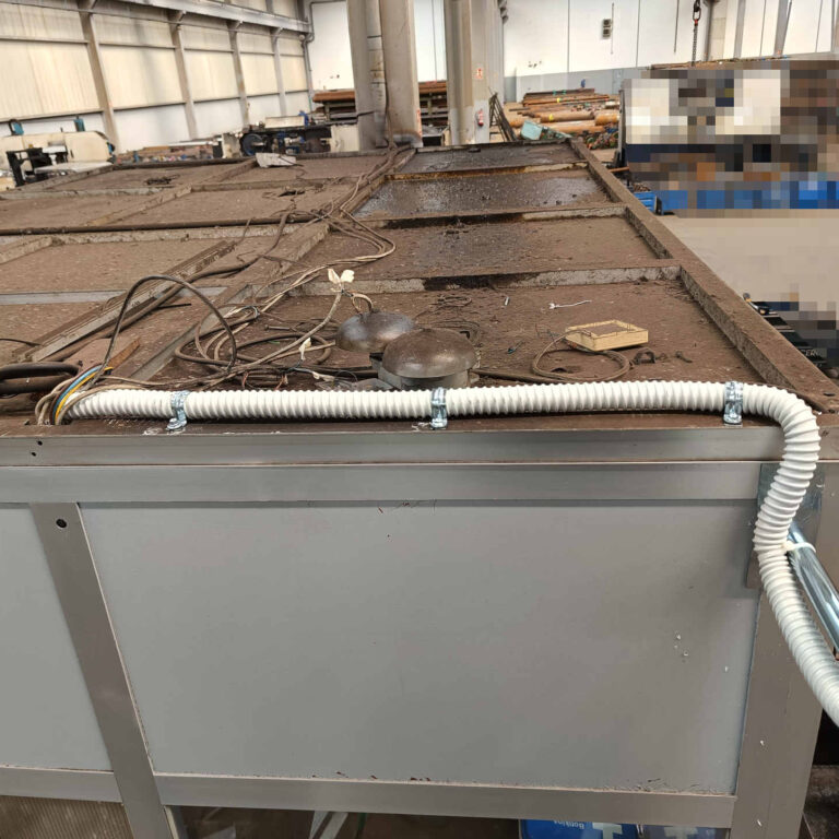 Instalación de cableado de red protegido mediante tubo corrugado industrial sobre la cubierta metálica de una garita en nave industrial