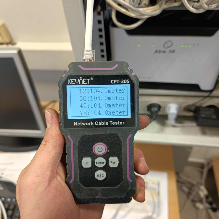 Tester de red mostrando una distancia Ethernet de 104 metros en instalación Wi-Fi industrial sobre cableado Cat 5