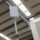 Instalación finalizada del punto de acceso Wi-Fi UniFi U6 Mesh Pro con cableado protegido en nave industrial de acero
