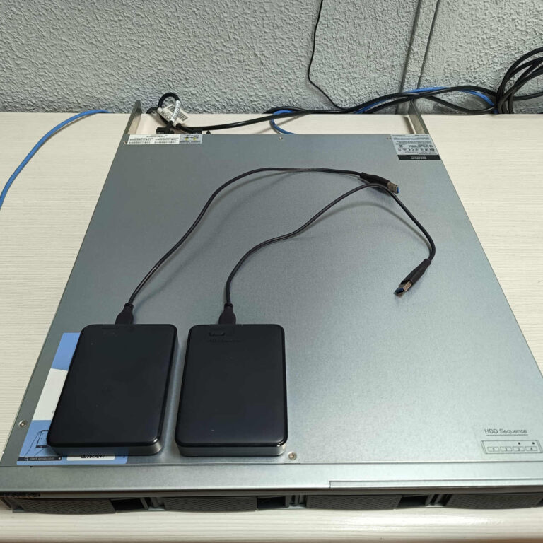 Servidor NAS QNAP para instalar en rack visto desde la parte superior