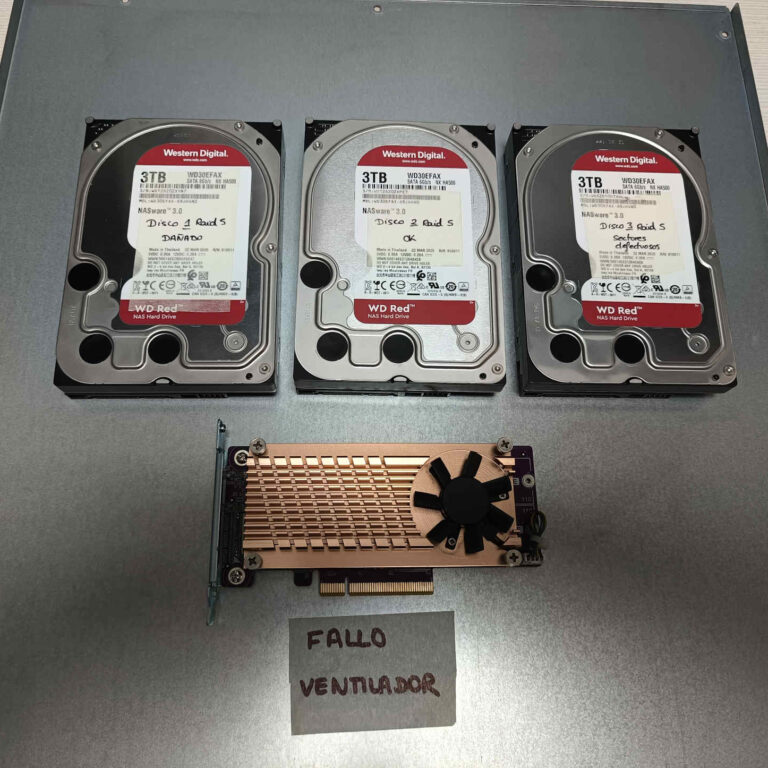 Discos mecánicos averiados y tarjeta QNAP QM2 defectuosa extraídos de un NAS con RAID 5 degradado