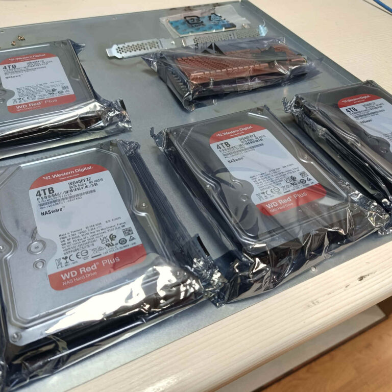 Nuevos discos WD Red Plus de 4 TB y tarjeta QNAP QM2 preparados para sustituir el hardware defectuoso del NAS