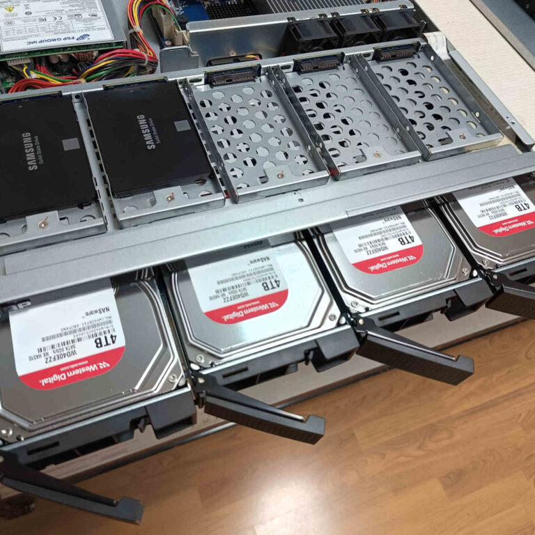 Montaje de nuevos discos mecánicos WD Red Plus de 4 TB en un NAS QNAP para reconstrucción del almacenamiento RAID