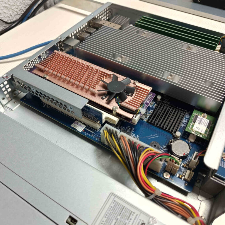 Nueva tarjeta de expansión QNAP QM2 instalada en el servidor NAS para gestionar discos SSD NVMe y máquinas virtuales