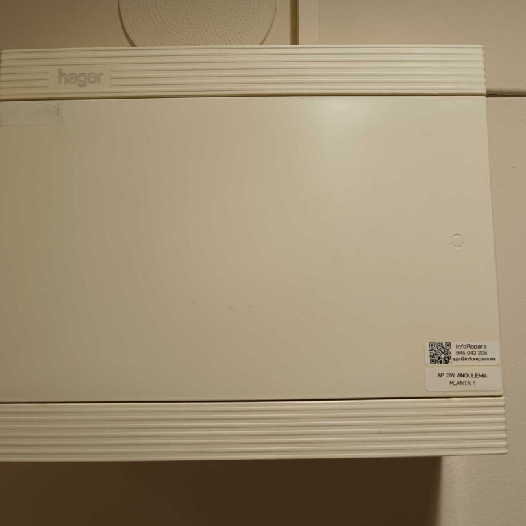 Caja de superficie instalada en la planta para proteger e integrar la electrónica de distribución de la red WiFi, manteniendo la instalación ordenada y discreta