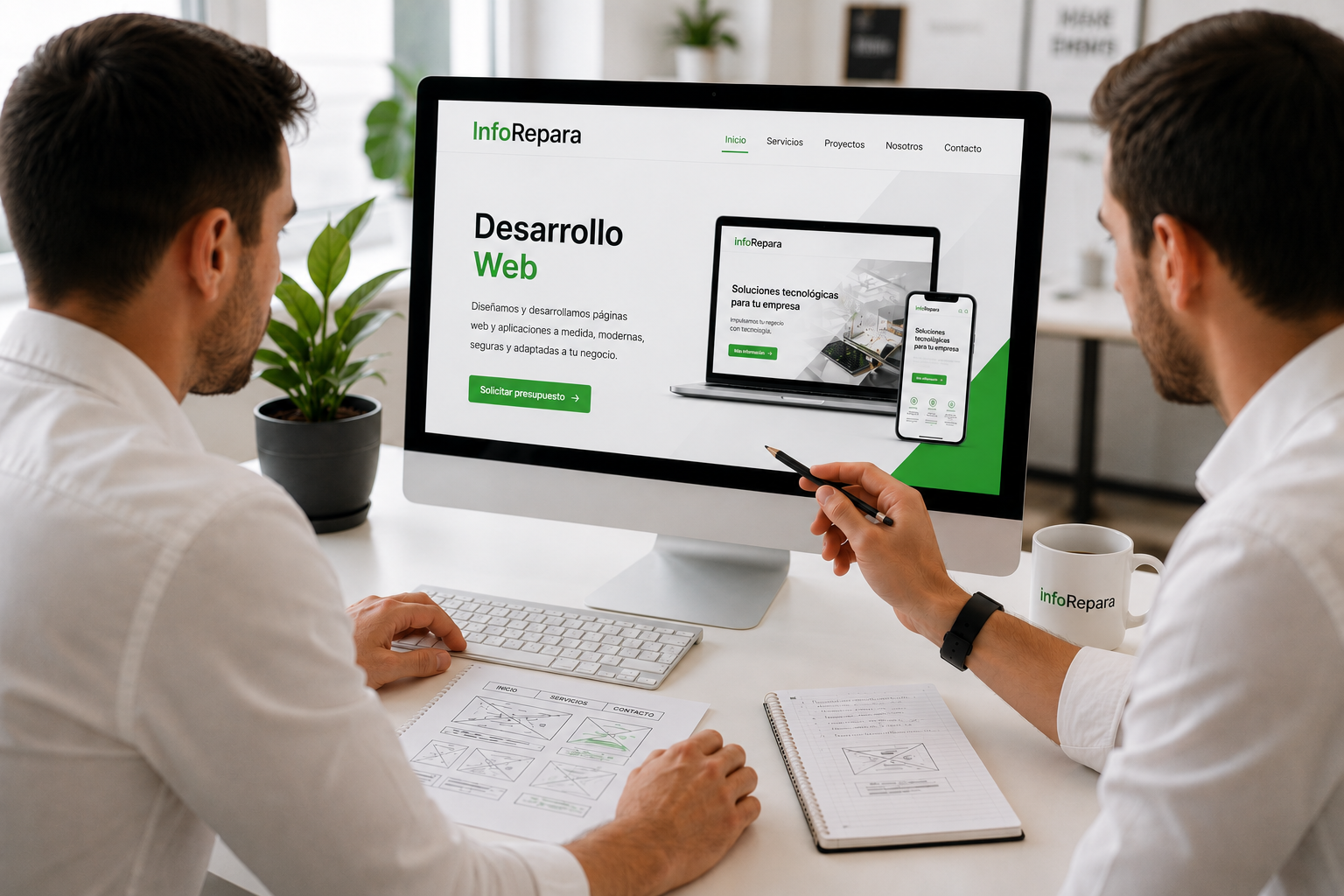 Dos profesionales diseñando una página web en un entorno de trabajo moderno con un proyecto de desarrollo web para empresa