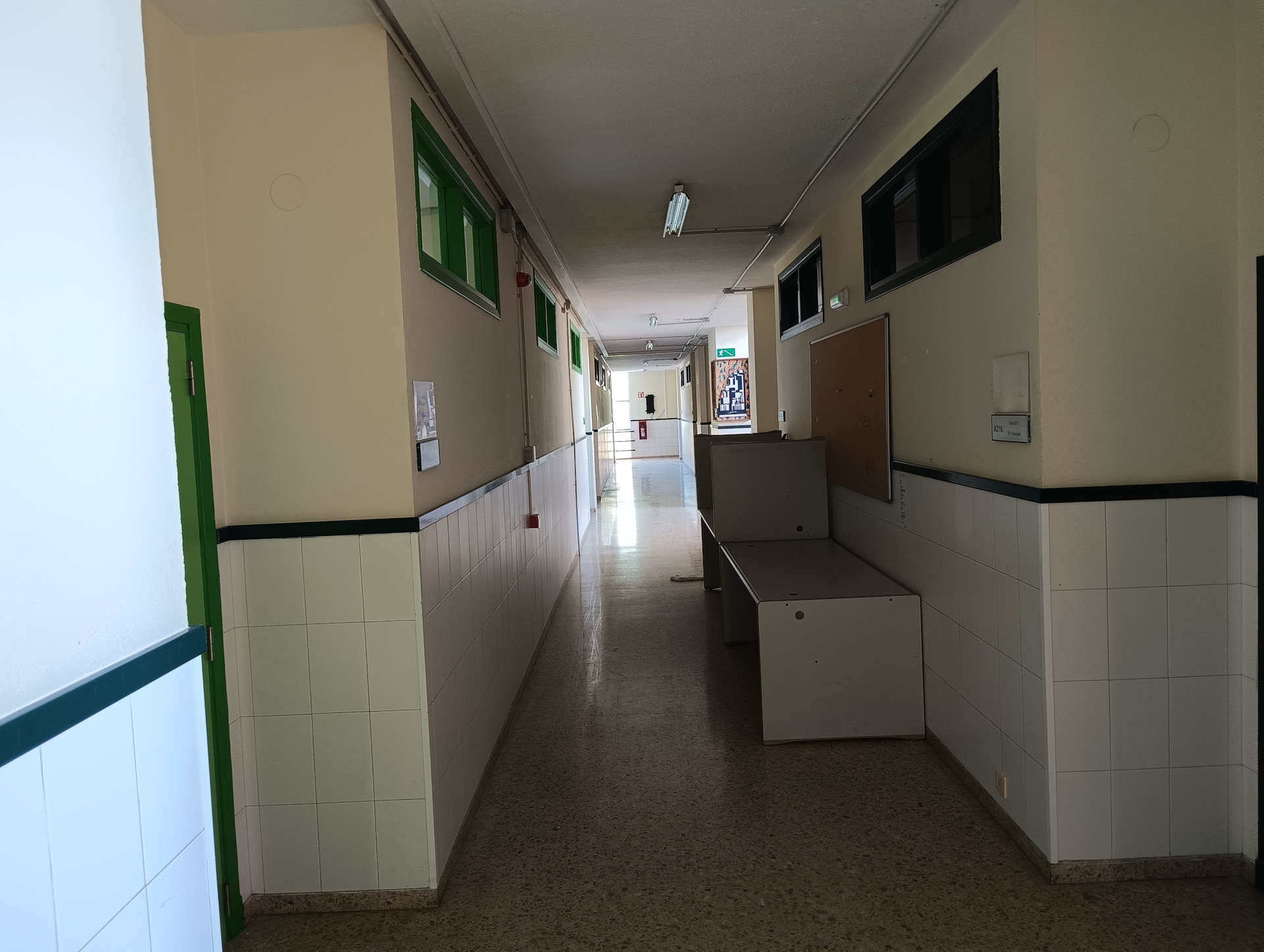 Instalación de red en aulas de centro educativo Pasillo de un centro educativo de Vitoria-Gasteiz donde se realizó la instalación de red cableada y WiFi en cinco aulas