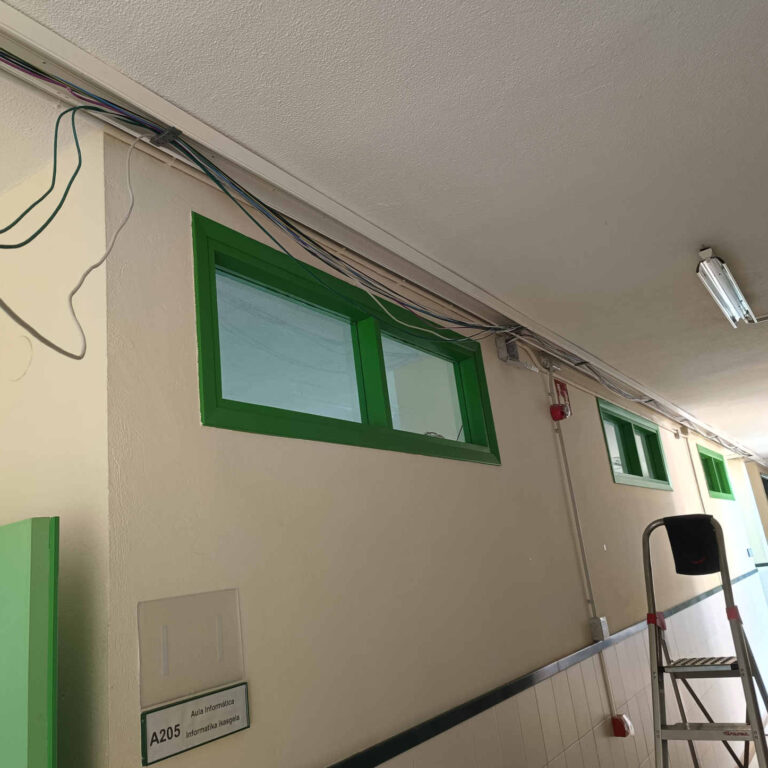 Reorganización del cableado de red a través de las canalizaciones existentes durante la instalación en un centro educativo