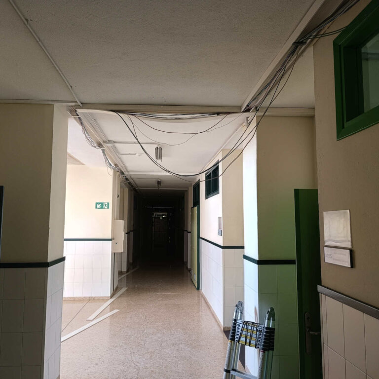 Cableado de red durante los trabajos de redistribución y traslado del armario de comunicaciones