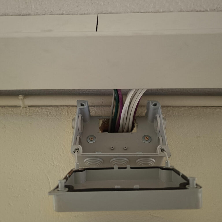 Entrada del cableado de red desde la canalización del pasillo hacia la nueva ubicación del rack de comunicaciones