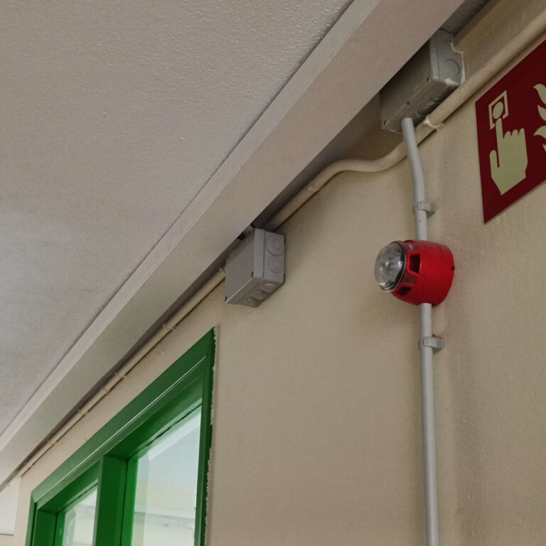 Caja de distribución de la que parte el cableado de red que sale del armario rack de comunicaciones
