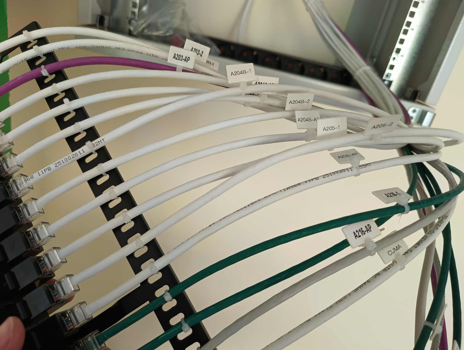 Identificación del cableado de red de las aulas Cableado de red identificado mediante etiquetas para localizar las tomas y puntos de acceso WiFi de cada aula