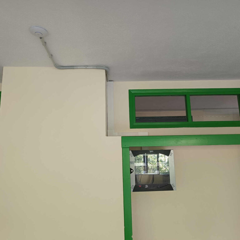 Armario de comunicaciones y punto de acceso WiFi de techo tras finalizar la instalación de red del aula