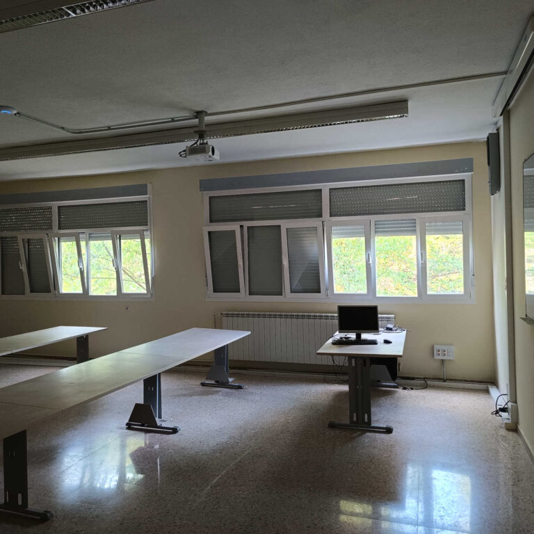 Aula con punto de acceso WiFi instalado en el techo para proporcionar conectividad inalámbrica