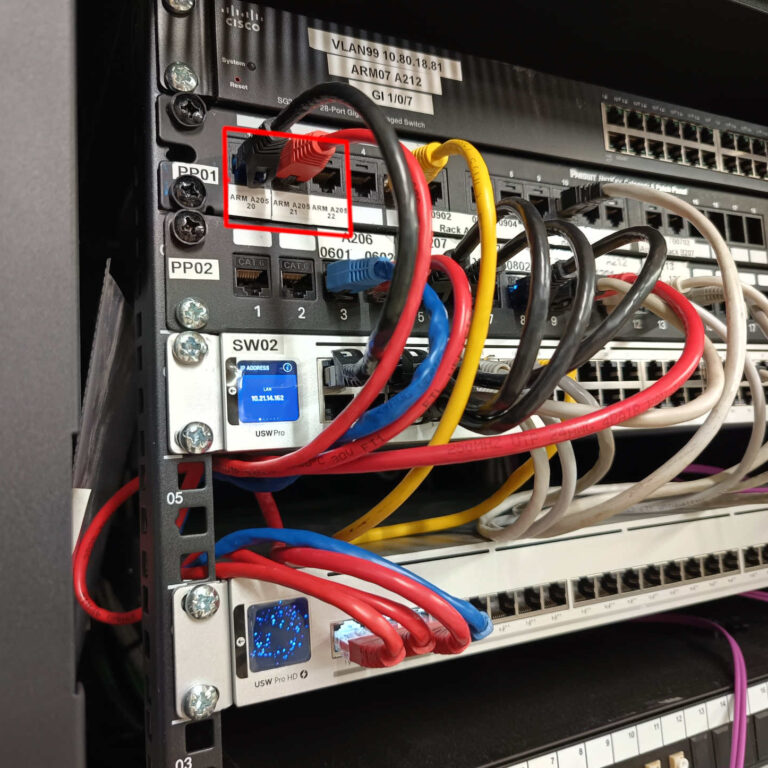 Identificación de las líneas de red que conectan el nuevo armario con el rack principal de comunicaciones de la planta