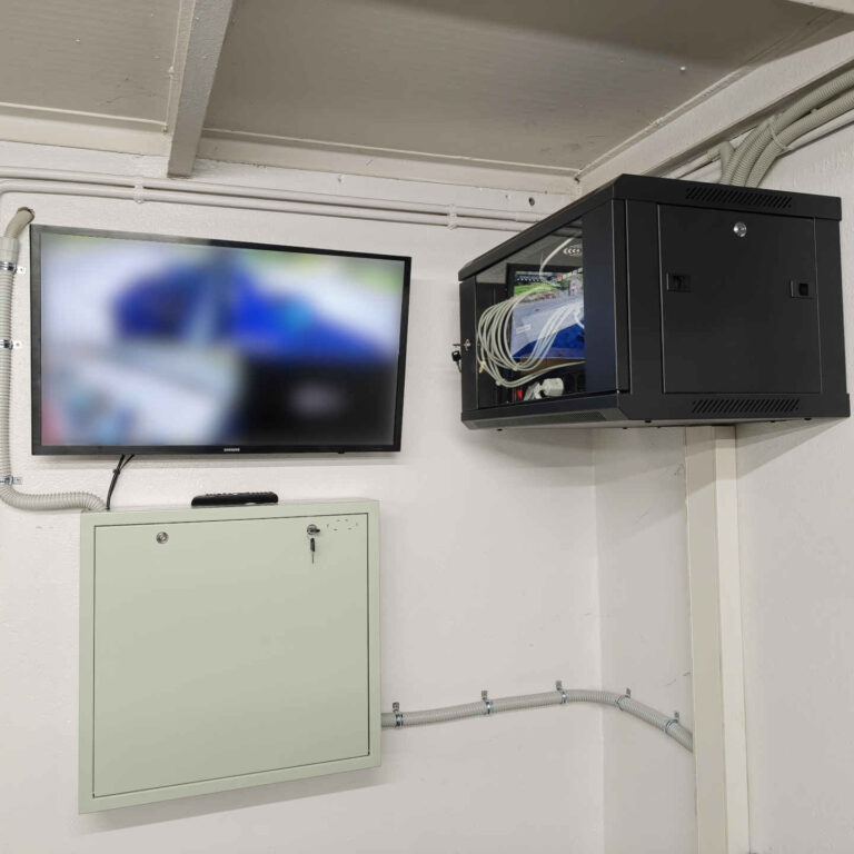 Armario de seguridad cerrado junto al monitor para visualización en directo de las cámaras de videovigilancia de SAFEM