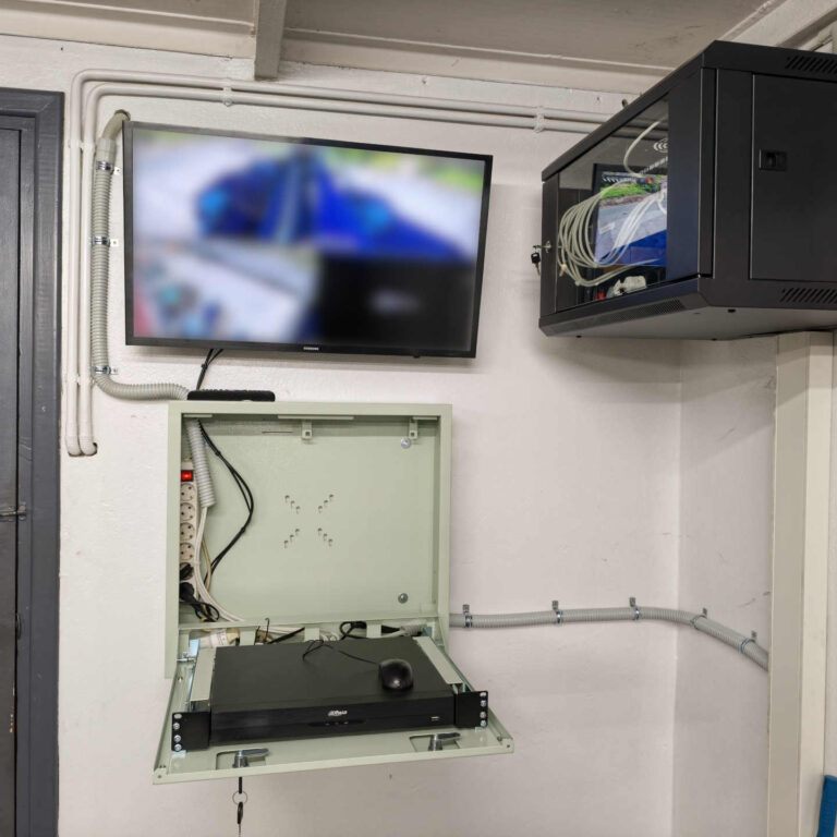 Videograbador NVR Dahua instalado y protegido en el interior de un armario metálico de seguridad