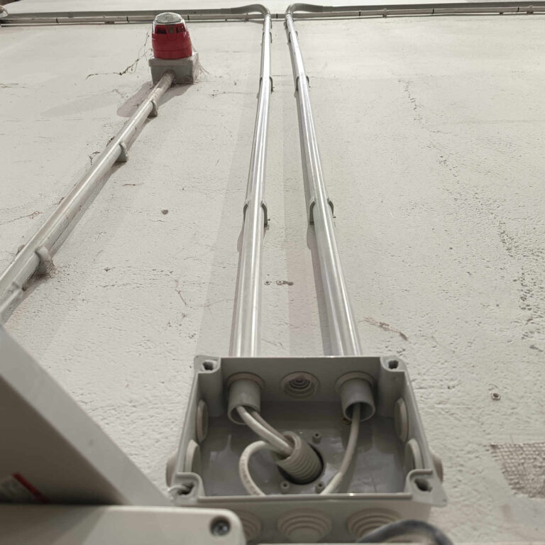 Detalle de la nueva canalización de tubo instalada para distribuir el cableado de red del sistema de videovigilancia