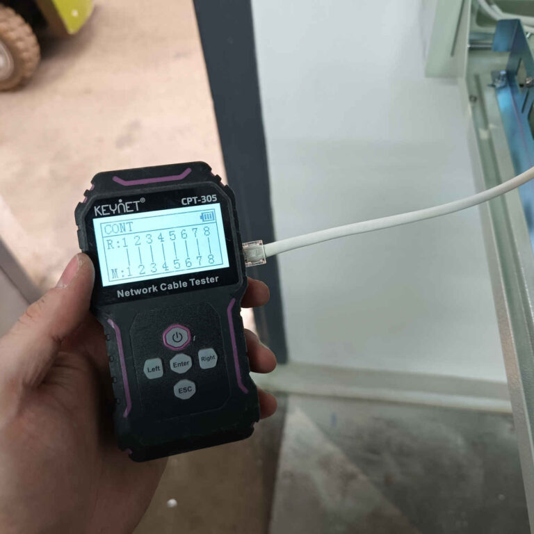 Verificación de los ocho conductores de un cable de red antes de conectarlo al sistema de videovigilancia