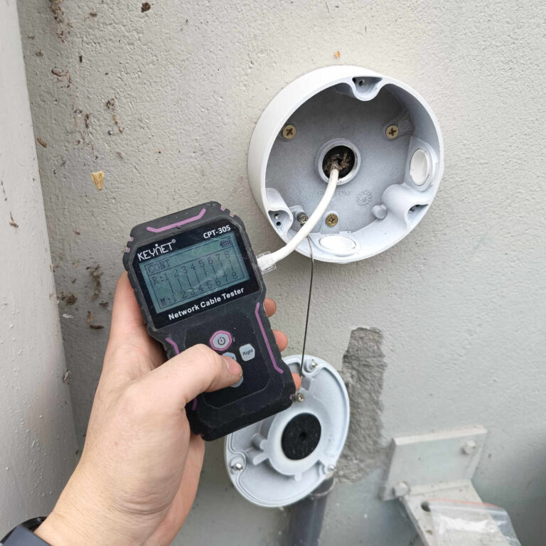 Comprobación extremo a extremo del cableado de red en el punto de instalación de una cámara de videovigilancia